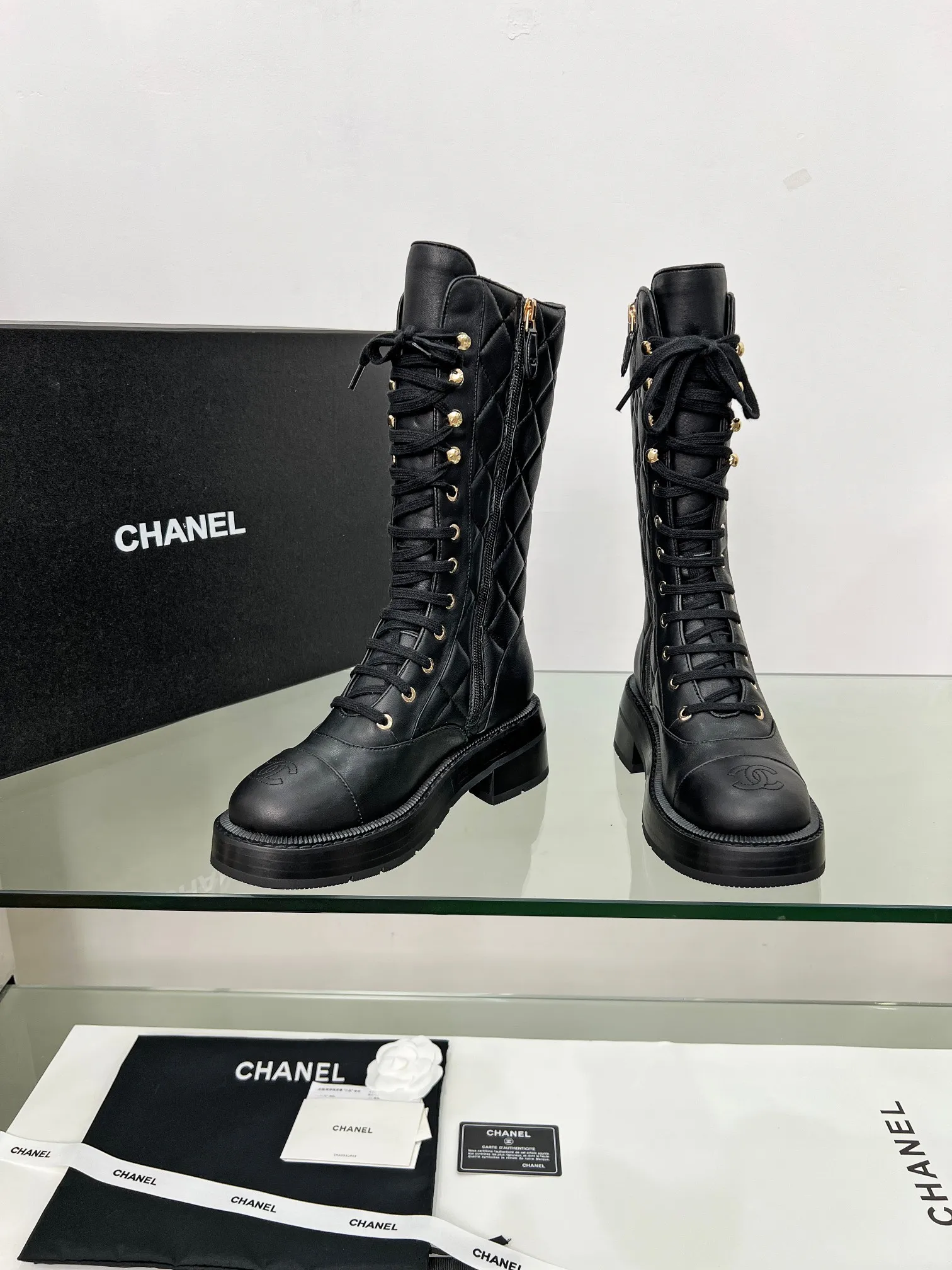 👟👟Ex-factory price 840👟👟 2025CHANEL I finally own this pair of Chanel diamond boots💫 Classic diamond pattern with black and white color, fashionable and high-end, and the thick sole is super stable for walking~ It instantly turns into a fashionable and cool cover when you put it on. Who knows the charm of Fragrant Grandma? When I was asked about the link while shopping, I was so happy🥳 Fabric: sheepskin, cow suede Lining: sheepskin Color: black white apricot Code number: 5-40 (41 customized)